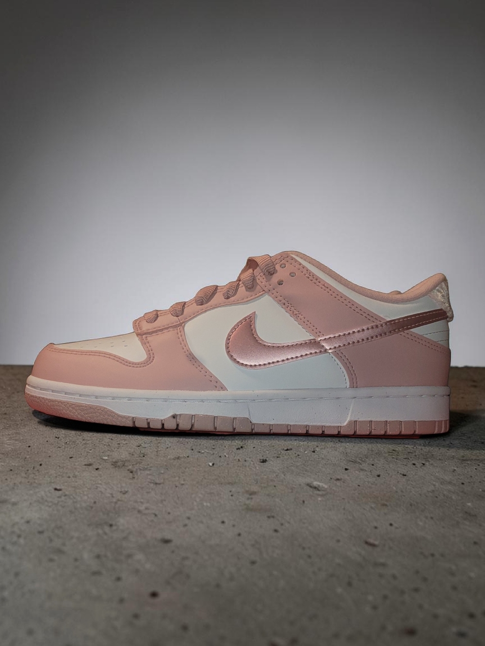 Nike Kids Low-Top Sneaker in Light Pink and White